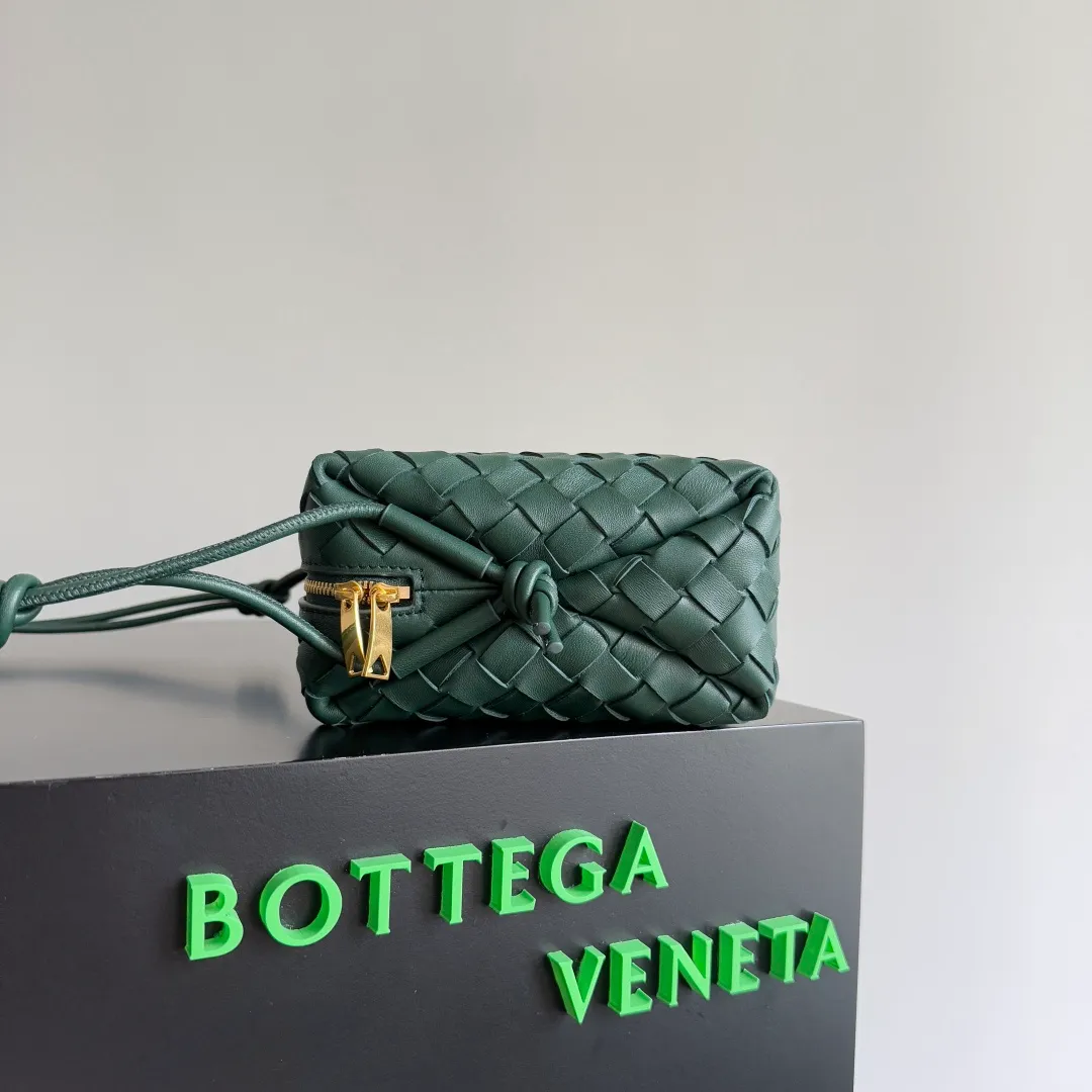 Batch 1260 𝗕𝗼𝘁𝘁𝗲𝗴𝗮 𝗩𝗲𝗻𝗲𝘁𝗮———— The latest version of the loop camera bag💥 at BV’s King of Cost-Effectiveness counter, large woven texture➕As always, ultra-high-quality lambskin, with zippers and adjustable drawstrings, it is especially suitable for the belly💫It can hold anything, and it is very light in weight, suitable for🈴️girls of all ages, size: 22*15*8cm, style number: 680255